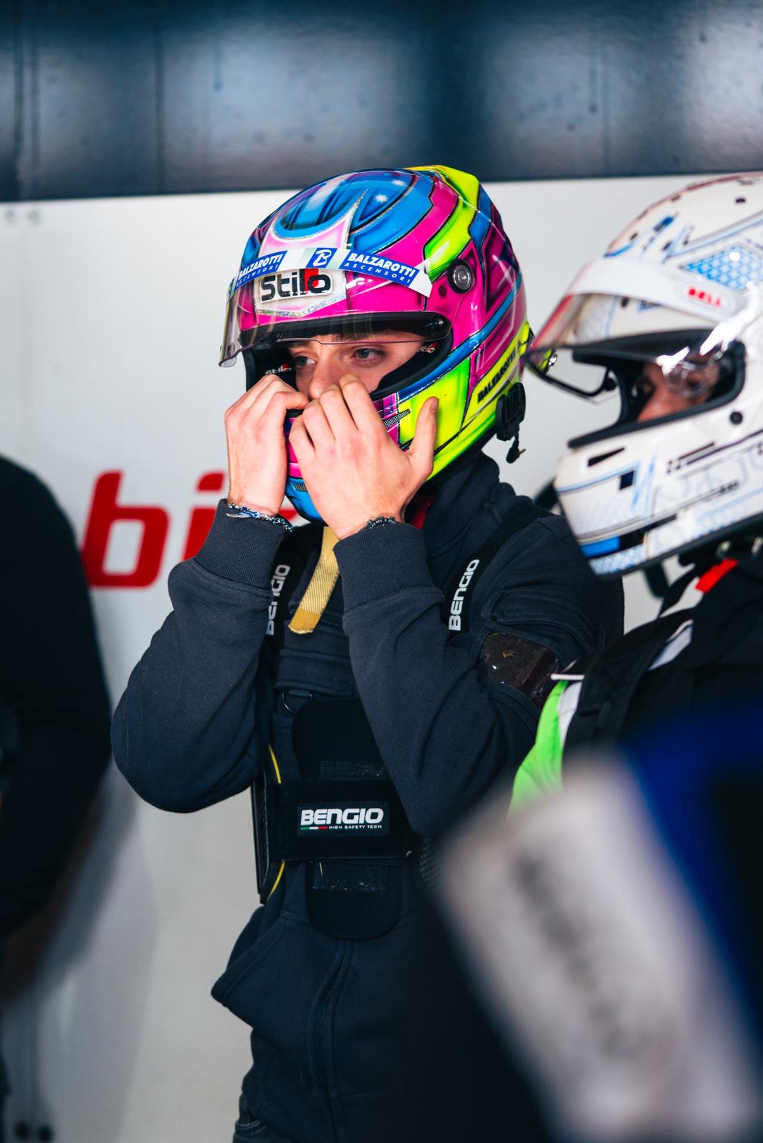 Passione per il karting - pilota PRIME Racing in azione durante gara go-kart