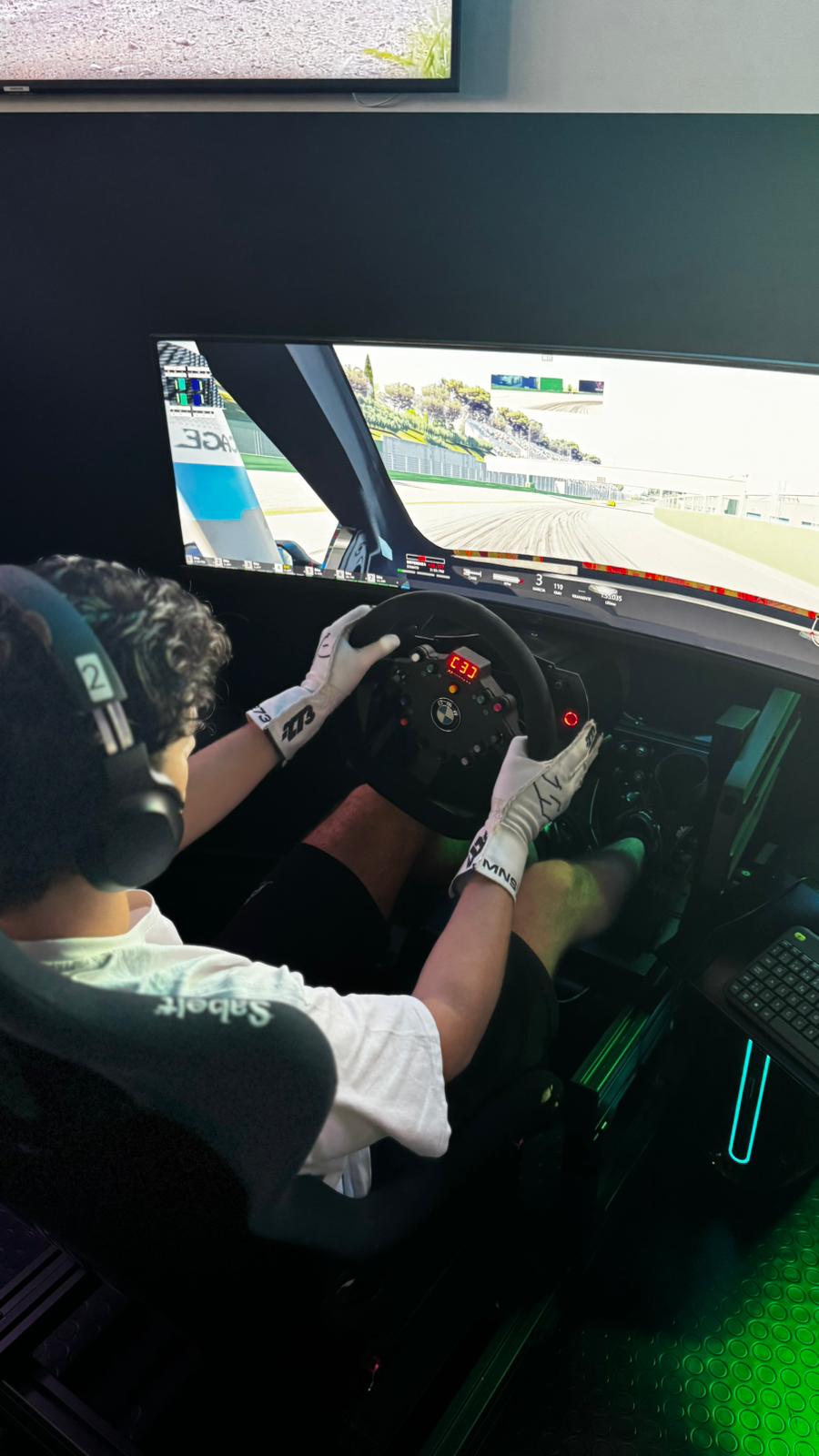 Pilota al volante di un simulatore PRO RaceRepublic