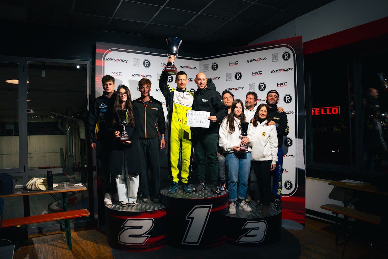 PRIME Racing team nel box pit durante preparazione go-kart gara karting