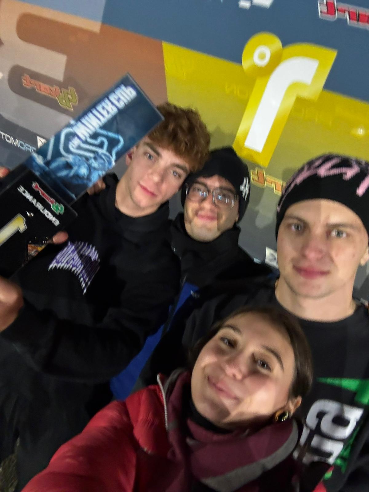 Pilota PRIME Racing con casco in attesa turno gara go-kart