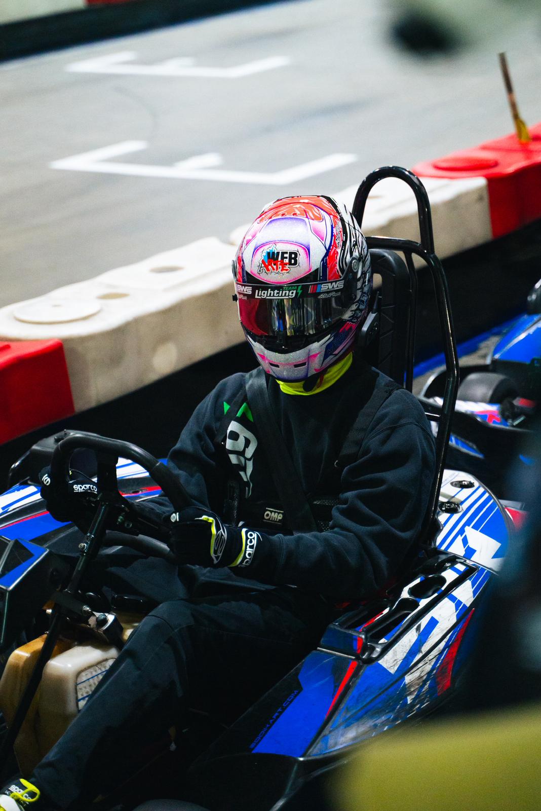 Finale di gara go-kart bandiera a scacchi PRIME Racing