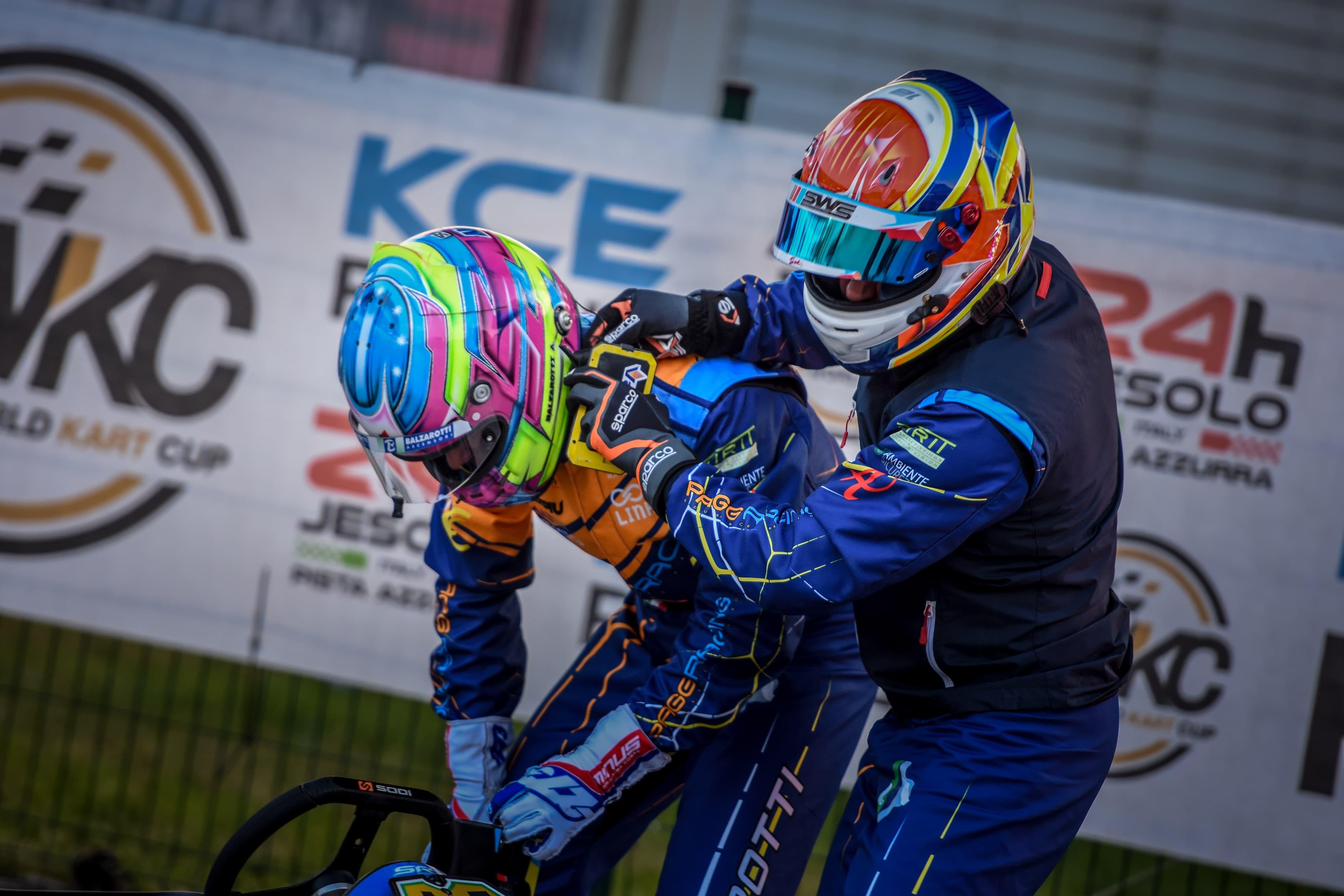 Abbraccio tra piloti PRIME Racing dopo la gara alla World Kart Cup