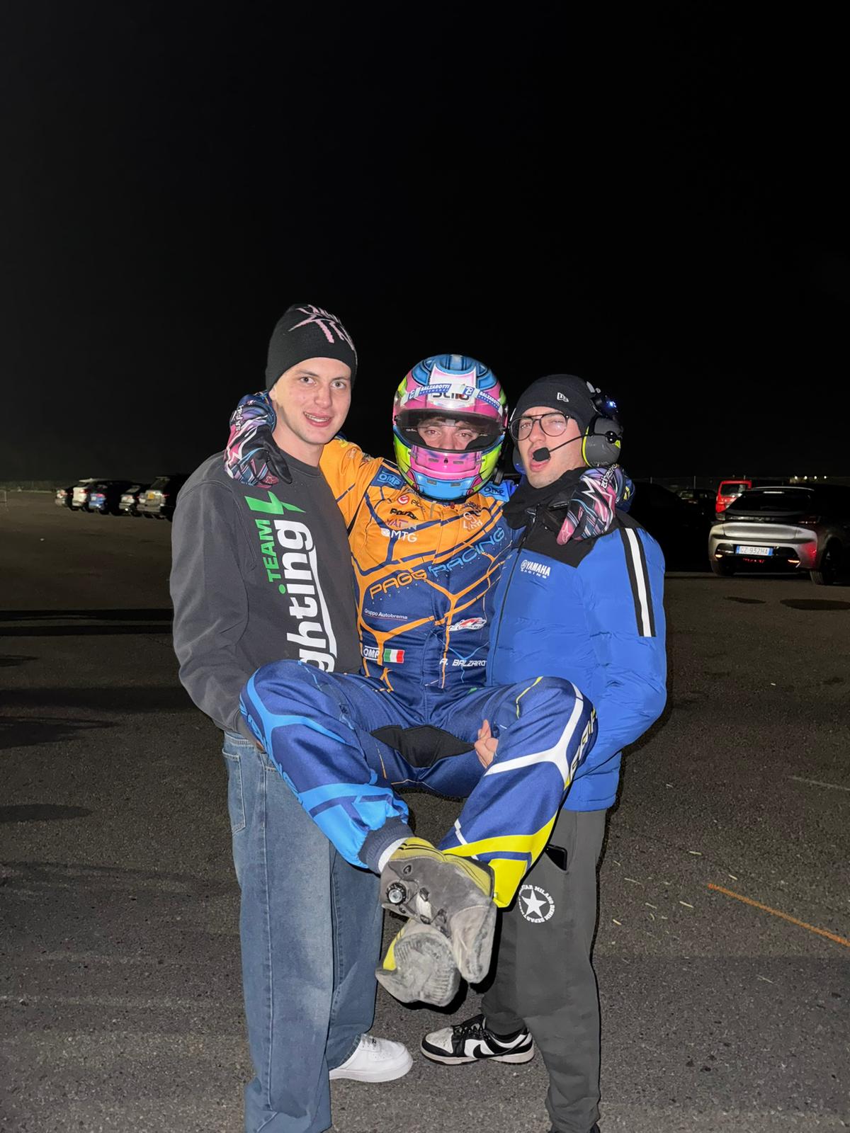 Il team di karting PRIME Racing festeggia dopo la gara