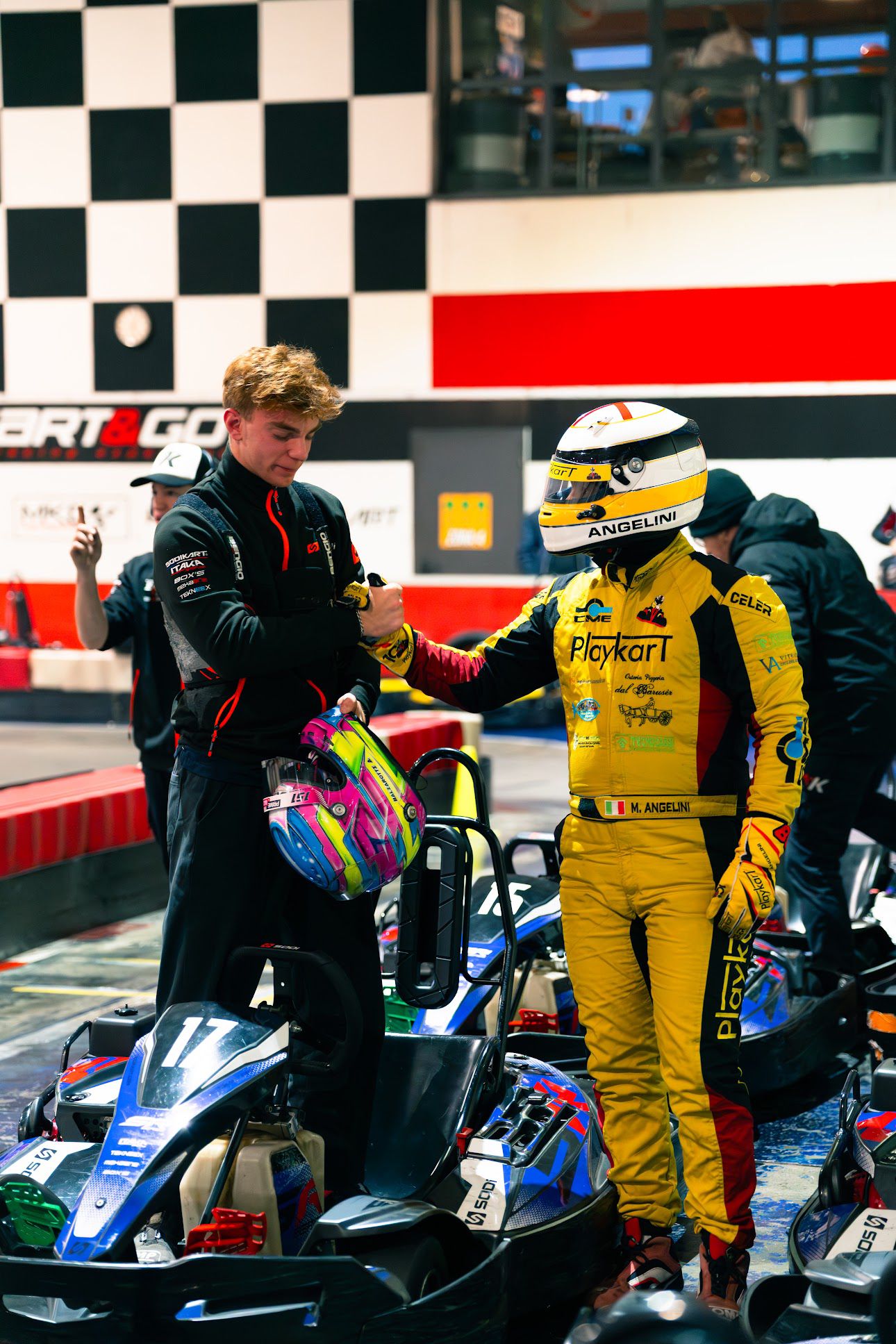 Pilota PRIME Racing al box prima della gara di karting indoor